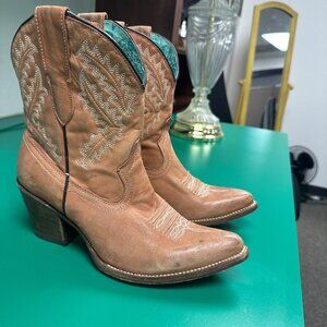 Corral Women's Embroidered Western Fashion Booties - Snip Toe